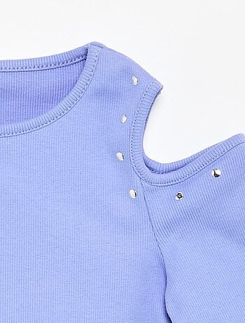 Camiseta de canalé con tachuelas y hombros descubiertos
