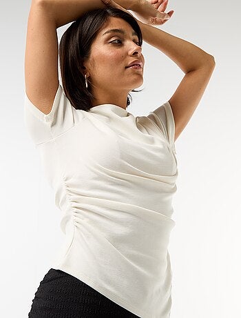 Camiseta de corte asimétrico