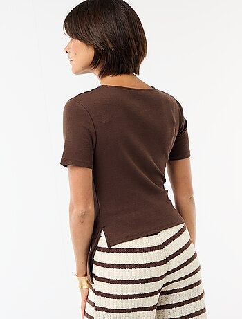 Camiseta de corte asimétrico