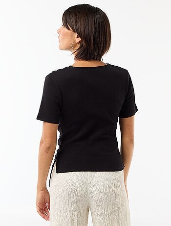 Camiseta de corte asimétrico