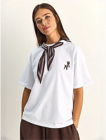 Camiseta de corte holgado con cuello redondo y bordado lucci
