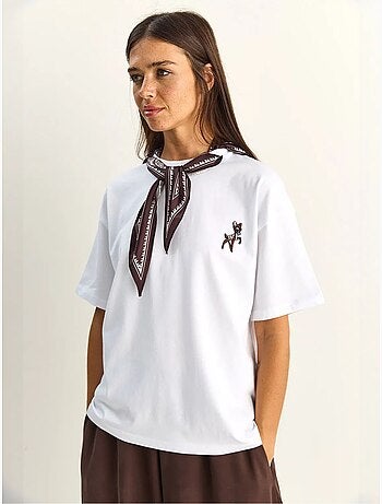 Camiseta de corte holgado con cuello redondo y bordado lucci
