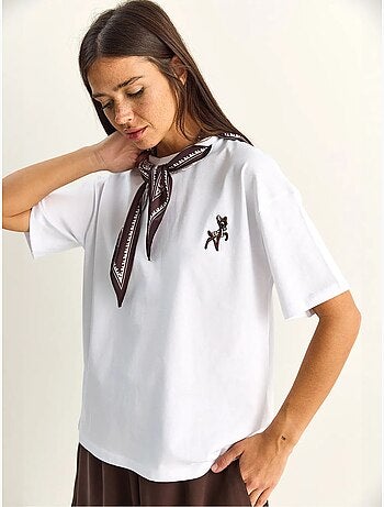 Camiseta de corte holgado con cuello redondo y bordado lucci