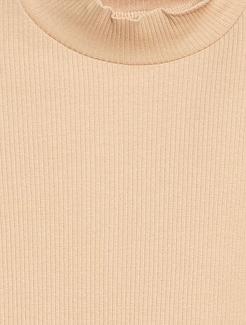 Camiseta de cuello alto de canalé