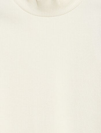 Camiseta de cuello alto de canalé