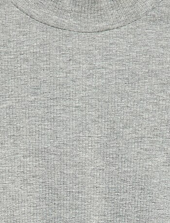 Camiseta de cuello alto de canalé