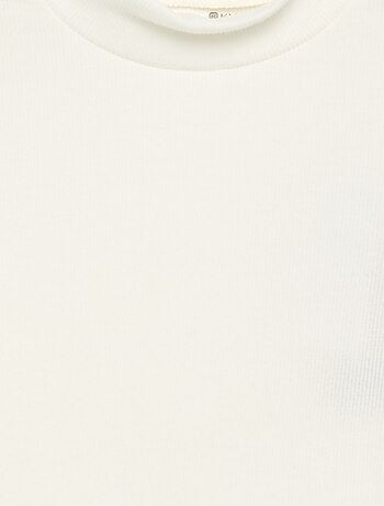 Camiseta de cuello alto lisa con acabados ondulados
