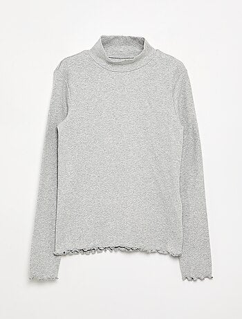 Camiseta de cuello alto lisa con acabados ondulados