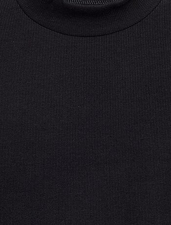 Camiseta de cuello alto lisa con acabados ondulados