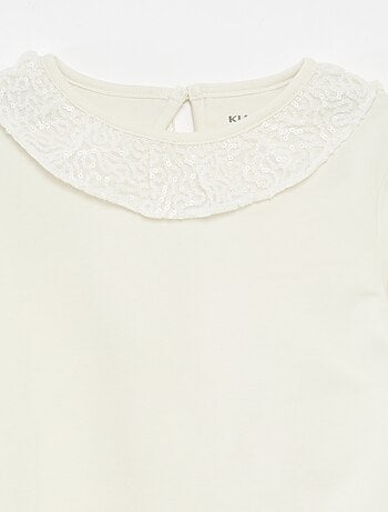 Camiseta de cuello grande con volante y lentejuelas lisa