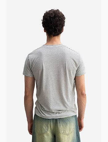 Camiseta de cuello redondo a rayas bordadas giesto