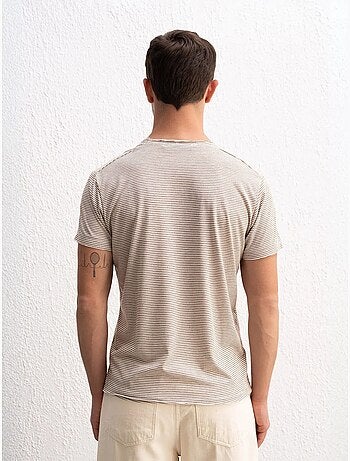 Camiseta de cuello redondo a rayas con bordado de giesto