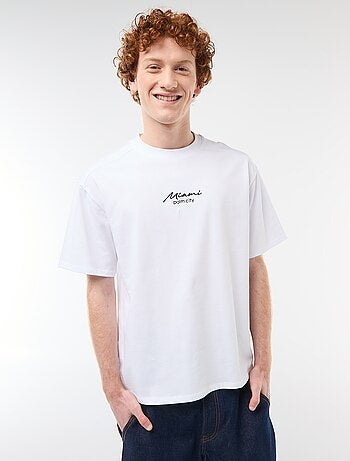 Camiseta de cuello redondo con bordado contrastante