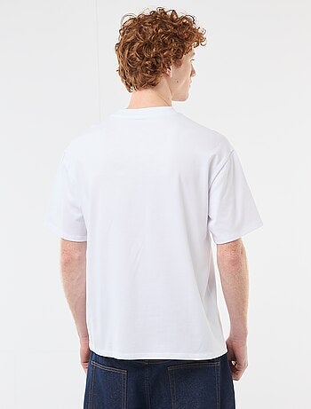 Camiseta de cuello redondo con bordado contrastante