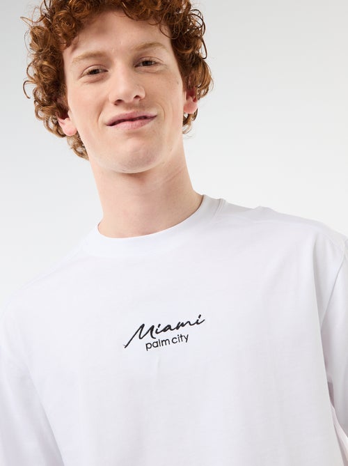 Camiseta de cuello redondo con bordado contrastante - Kiabi