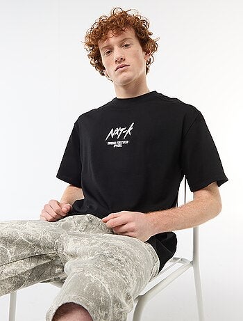 Camiseta de cuello redondo con bordado contrastante