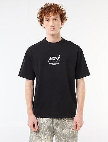 Camiseta de cuello redondo con bordado contrastante