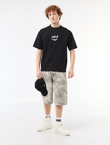 Camiseta de cuello redondo con bordado contrastante