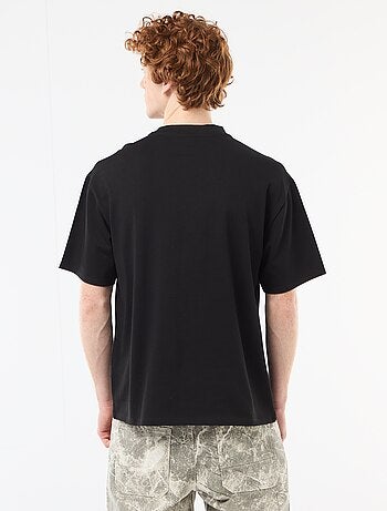 Camiseta de cuello redondo con bordado contrastante