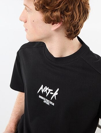 Camiseta de cuello redondo con bordado contrastante