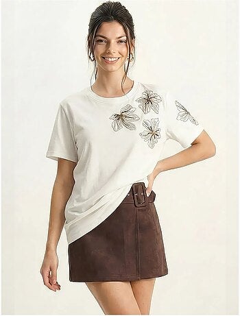 Camiseta de cuello redondo con bordado floral de lucci