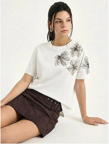 Camiseta de cuello redondo con bordado floral de lucci