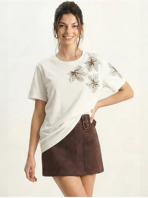 Camiseta de cuello redondo con bordado floral de lucci - Kiabi Camiseta de cuello redondo con bordado floral de lucci - Kiabi