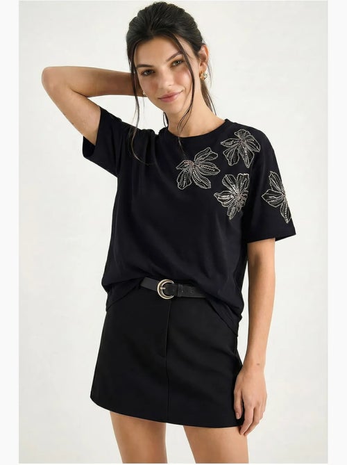 Camiseta de cuello redondo con bordado floral de lucci - Kiabi Camiseta de cuello redondo con bordado floral de lucci - Kiabi