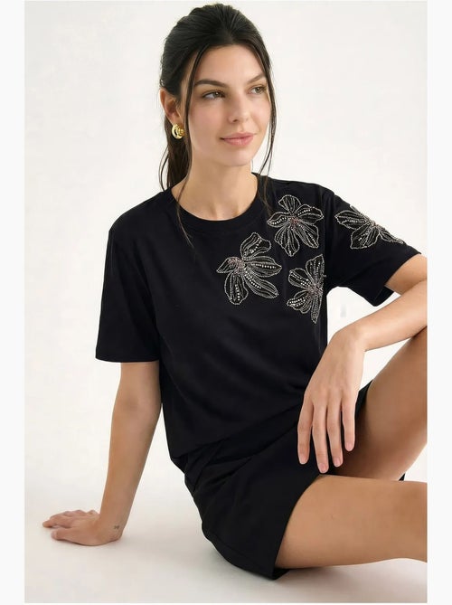 Camiseta de cuello redondo con bordado floral de lucci - Kiabi Camiseta de cuello redondo con bordado floral de lucci - Kiabi