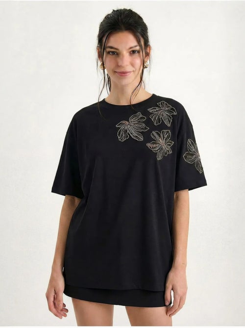 Camiseta de cuello redondo con bordado floral de lucci - Kiabi Camiseta de cuello redondo con bordado floral de lucci - Kiabi