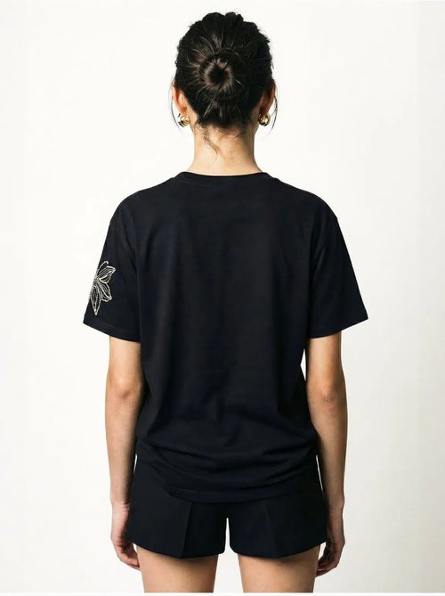 Camiseta de cuello redondo con bordado floral de lucci - Kiabi Camiseta de cuello redondo con bordado floral de lucci - Kiabi