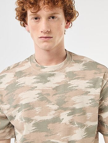 Camiseta de cuello redondo con estampado de camuflaje en algodón