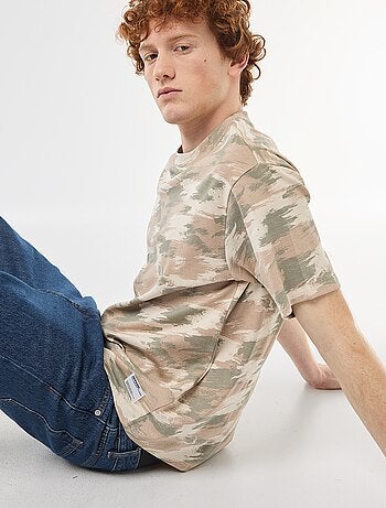 Camiseta de cuello redondo con estampado de camuflaje en algodón