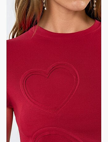 Camiseta de cuello redondo con estampado de corazones bordados busem