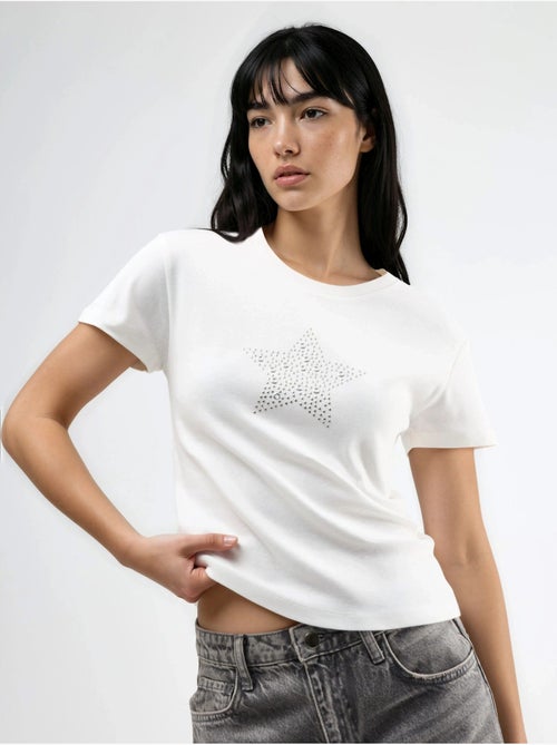 Camiseta de cuello redondo con estampado de estrellas y detalle de accesorios busem - Kiabi Camiseta de cuello redondo con estampado de estrellas y detalle de accesorios busem - Kiabi