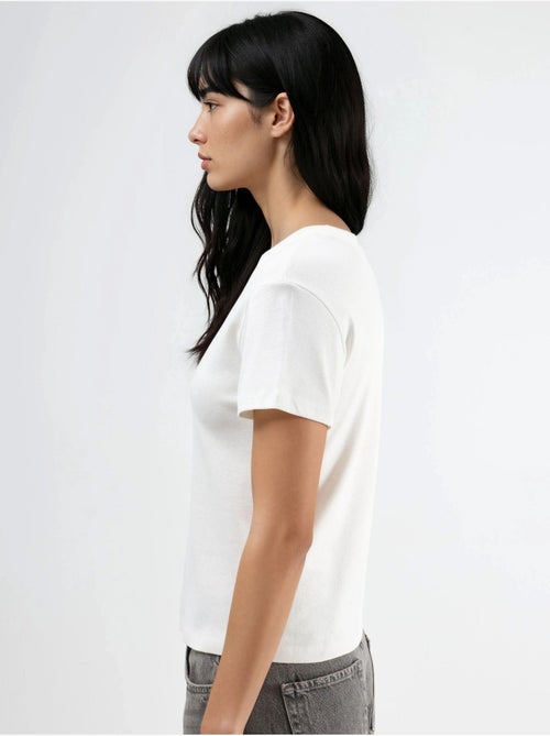 Camiseta de cuello redondo con estampado de estrellas y detalle de accesorios busem - Kiabi Camiseta de cuello redondo con estampado de estrellas y detalle de accesorios busem - Kiabi