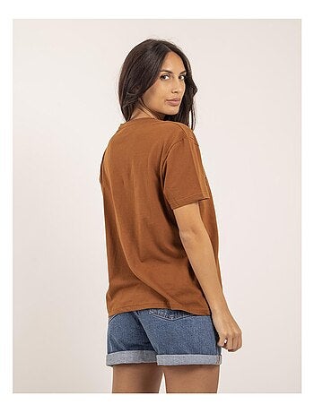 Camiseta de cuello redondo con mensaje FROM