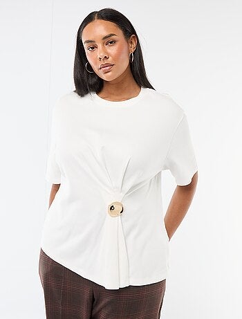 Camiseta de cuello redondo drapeado con joya fantasía