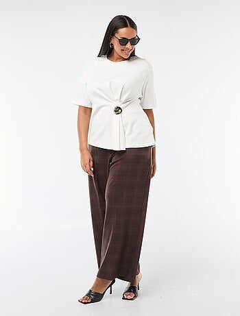 Camiseta de cuello redondo drapeado con joya fantasía