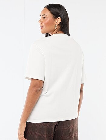 Camiseta de cuello redondo drapeado con joya fantasía