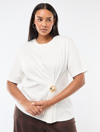 Camiseta de cuello redondo drapeado con joya fantasía