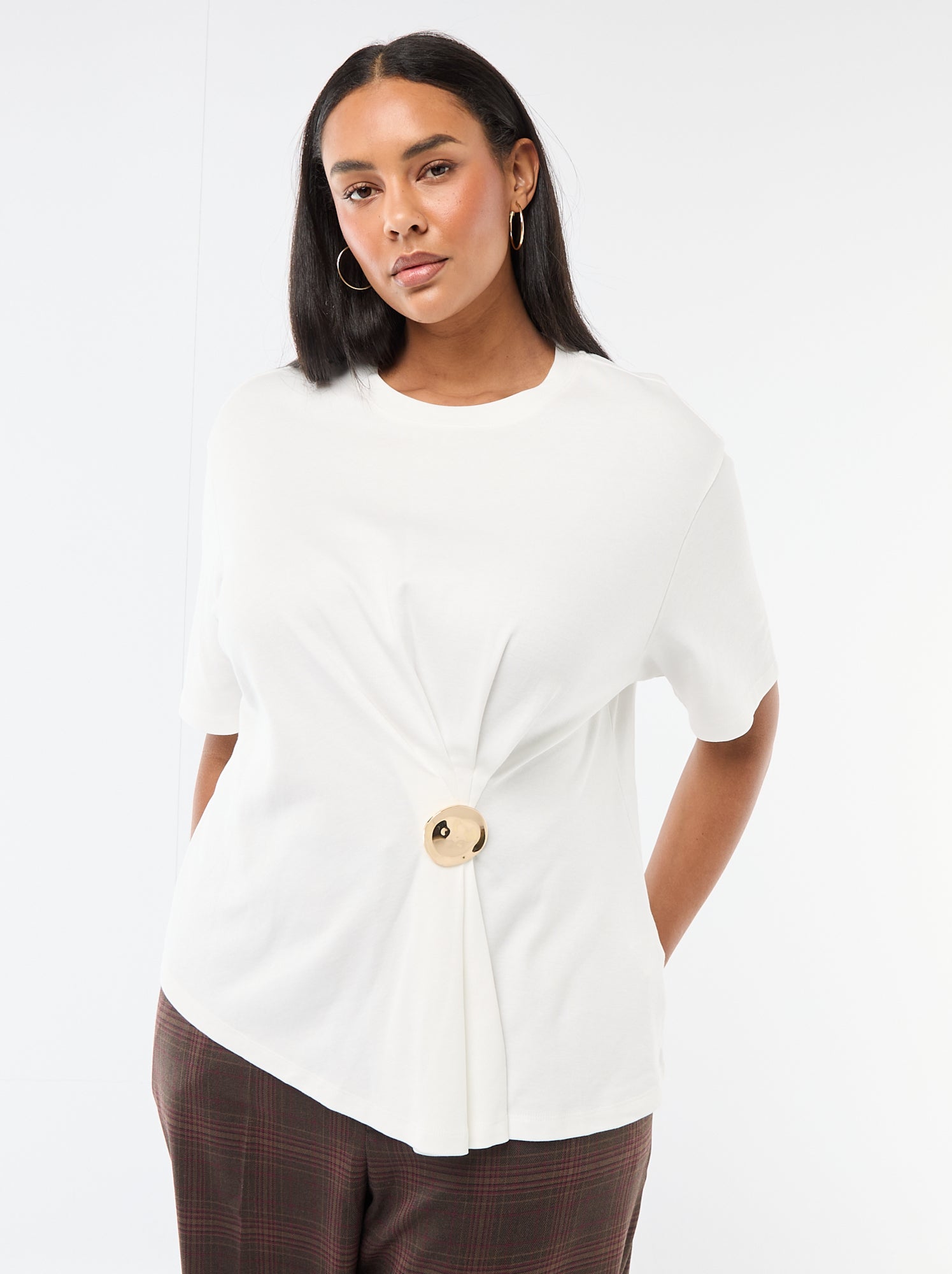 Camiseta de cuello redondo drapeado con joya fantasía