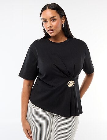 Camiseta de cuello redondo drapeado con joya fantasía