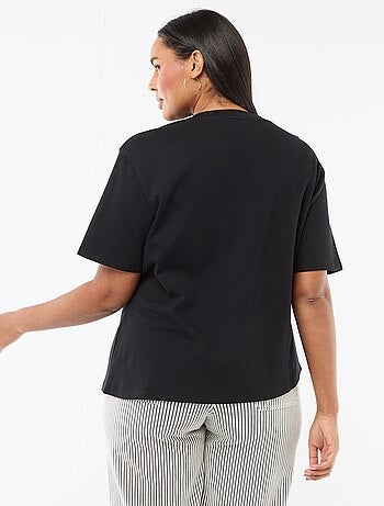 Camiseta de cuello redondo drapeado con joya fantasía