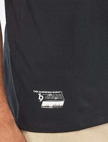 Camiseta de cuello redondo y manga corta estampada