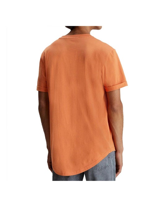 Camiseta de Hombre Calvin Klein Jeans con Insignia y Dobladillo - Kiabi Camiseta de Hombre Calvin Klein Jeans con Insignia y Dobladillo - Kiabi
