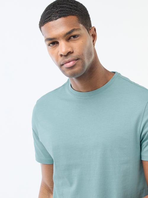 Camiseta de hombre de algodón con cuello redondo lisa - Kiabi Camiseta de hombre de algodón con cuello redondo lisa - Kiabi