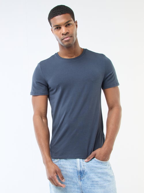Camiseta de hombre de algodón con cuello redondo lisa - Kiabi Camiseta de hombre de algodón con cuello redondo lisa - Kiabi