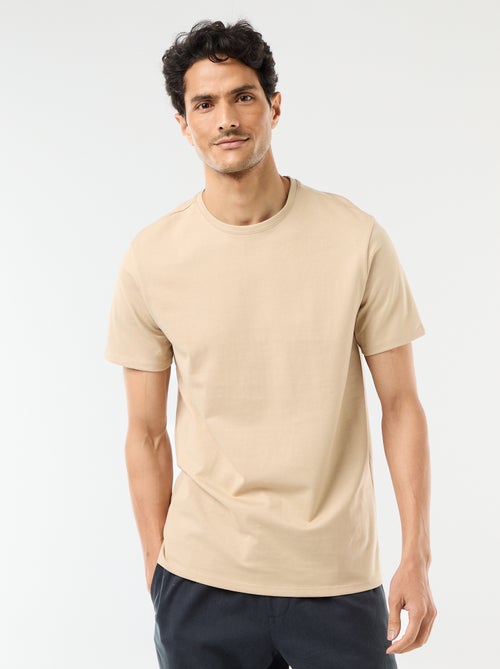 Camiseta de hombre de algodón con cuello redondo lisa - Kiabi Camiseta de hombre de algodón con cuello redondo lisa - Kiabi