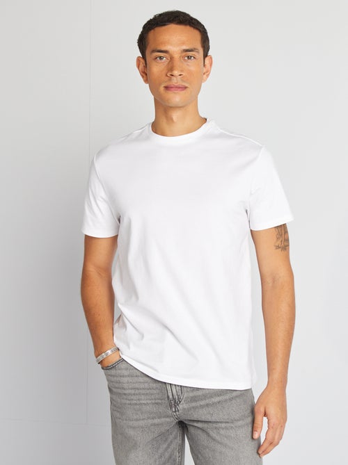 Camiseta de hombre de algodón con cuello redondo lisa - Kiabi Camiseta de hombre de algodón con cuello redondo lisa - Kiabi